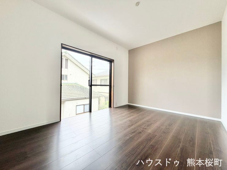 ■2階6帖洋室②■寝室、書斎、趣味の部屋。家族の成長やライフスタイルに合わせ、様々な使い方ができる快適な空間です。