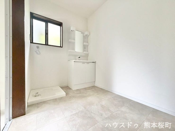■清々しいリフレッシュ空間■自分を磨き、気持ちを切り替える。心地よい光が差し込むプライベートスペース。