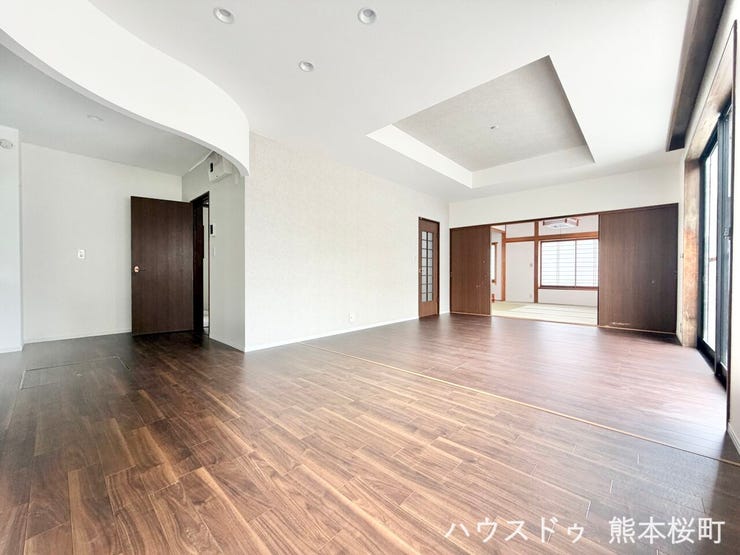 ■安らぎと笑顔の中心地■陽光が優しく降り注ぎ、会話が自然と弾む。ここでは、毎日が特別な時間へと変わります。