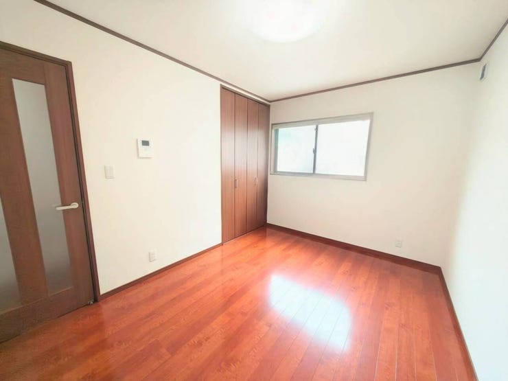 窓から自然光が優しく差し込み、お部屋全体を明るく満たしてくれます。木の温もりを感じられる色調に囲まれており、プライベートな時間を穏やかに心地よく過ごせる雰囲気です。