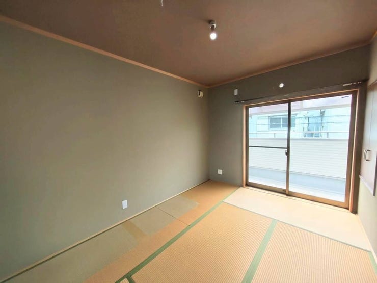 和の風情を残しつつモダンに仕上げられた室内は、い草の香りに包まれて穏やかに過ごせる雰囲気です。寝室としてはもちろん、日中の休憩スペースとしても落ち着ける空間です。