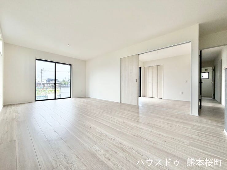 ■安らぎと笑顔の中心地■陽光が優しく降り注ぎ、会話が自然と弾む。ここでは、毎日が特別な時間へと変わります。