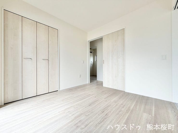 ■1階4.5帖洋室■寝室、書斎、趣味の部屋。家族の成長やライフスタイルに合わせ、様々な使い方ができる快適な空間です。