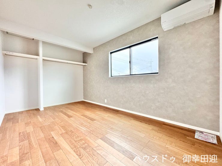 ■2階6.5帖洋室■寝室、書斎、趣味の部屋。家族の成長やライフスタイルに合わせ、様々な使い方ができる快適な空間です。