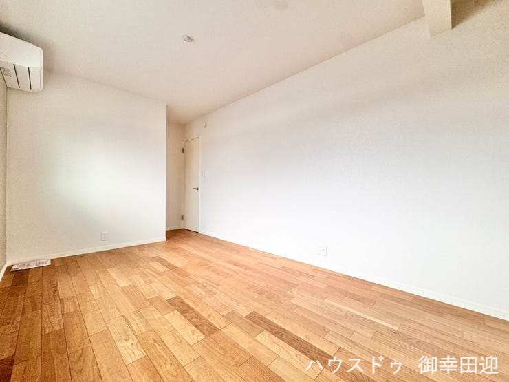 ■2階6.5帖洋室■寝室、書斎、趣味の部屋。家族の成長やライフスタイルに合わせ、様々な使い方ができる快適な空間です。