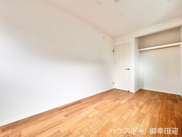 ■2階5.5帖洋室■寝室、書斎、趣味の部屋。家族の成長やライフスタイルに合わせ、様々な使い方ができる快適な空間です。