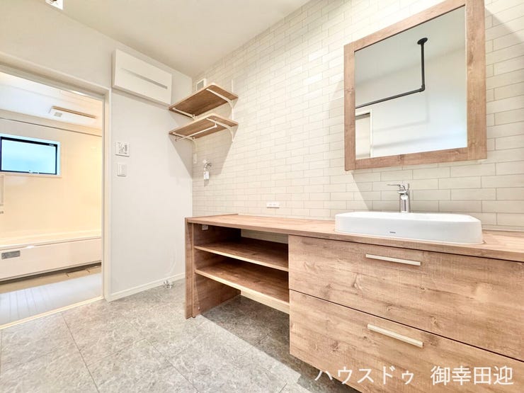 ■清々しいリフレッシュ空間■自分を磨き、気持ちを切り替える。心地よい光が差し込むプライベートスペース。