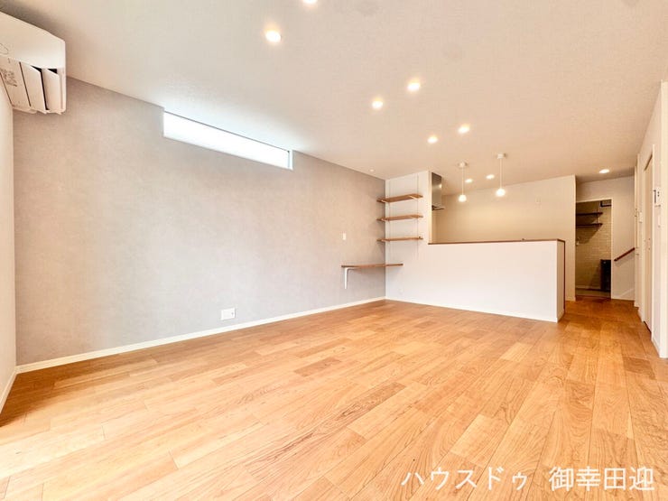 ■安らぎと笑顔の中心地■陽光が優しく降り注ぎ、会話が自然と弾む。ここでは、毎日が特別な時間へと変わります。