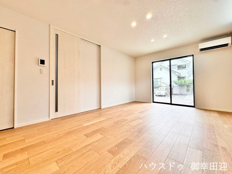 ■安らぎと笑顔の中心地■陽光が優しく降り注ぎ、会話が自然と弾む。ここでは、毎日が特別な時間へと変わります。