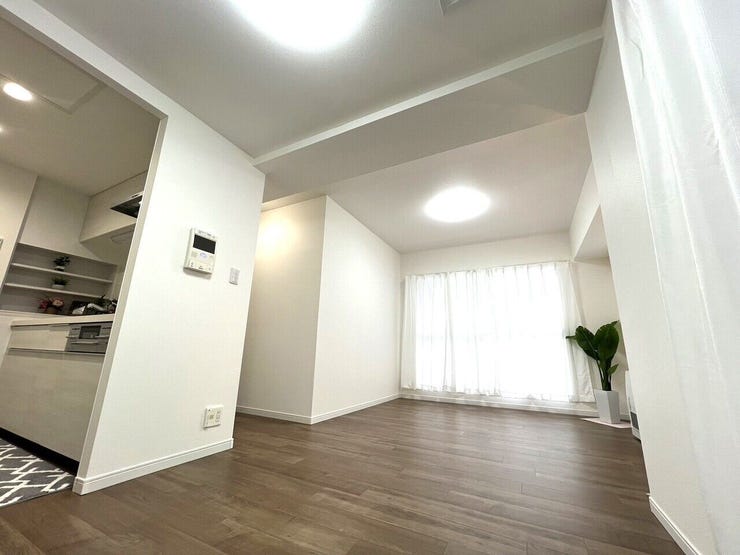◆LDK(約11.4帖)◆
フローリングは、木の質感や模様が部屋全体に温かみを与えてくれますね!日差したっぷりで明るく開放的な雰囲気です☆
家具や収納を活用すれば、さらに魅力的な空間になります!