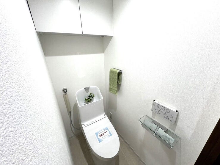 ◆トイレ◆
温水洗浄便座付きトイレです♪
衛生的で快適なトイレの利用を提供し、多くの人にとって日常の生活を向上させる便利な機能となっています!
上部には収納あり♪壁リモコン付きで操作も楽々☆