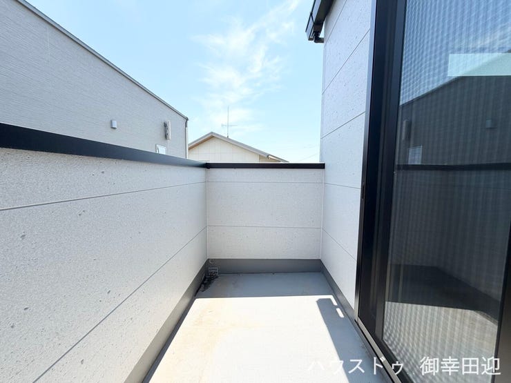 ■空の下の開放的な特等席■日光浴や読書、外の空気を感じながらリフレッシュ。暮らしを豊かにする、もう一つの心地よい空間です。
