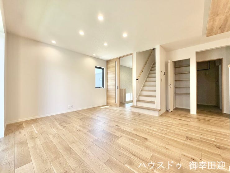 ■安らぎと笑顔の中心地■陽光が優しく降り注ぎ、会話が自然と弾む。ここでは、毎日が特別な時間へと変わります。