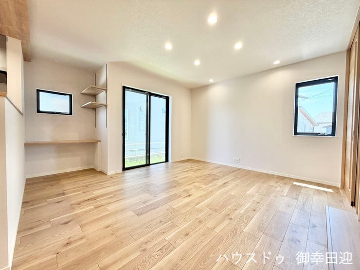 ■安らぎと笑顔の中心地■陽光が優しく降り注ぎ、会話が自然と弾む。ここでは、毎日が特別な時間へと変わります。