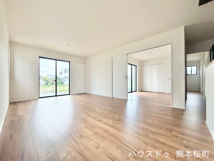 ■安らぎと笑顔の中心地■陽光が優しく降り注ぎ、会話が自然と弾む。ここでは、毎日が特別な時間へと変わります。