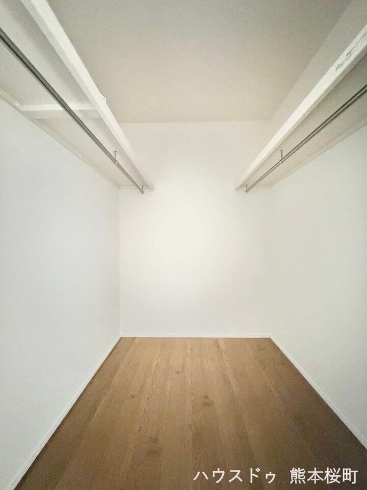 ■2階7.0帖洋室WIC■衣類から小物まで一ヶ所に集約。整理整頓がしやすく、毎日のコーディネートが楽しくなるゆとりの収納です。