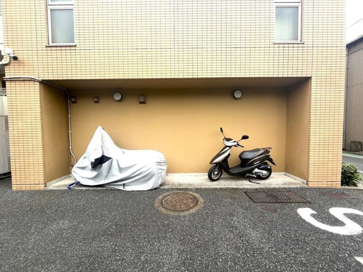 きちんと整備されたバイク置場。住む方の心遣いが感じられます。空き状況は、お気軽にお問合せください。