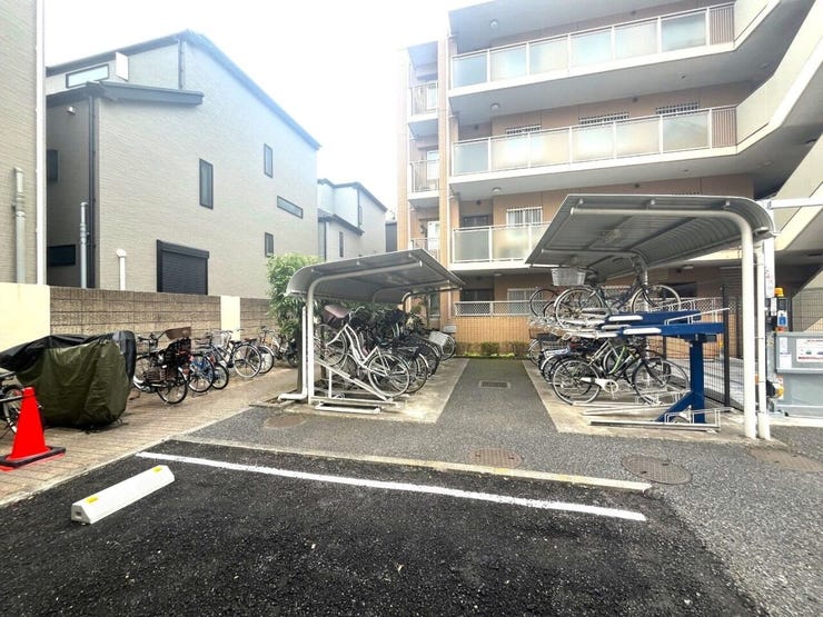 きちんと整備された駐輪場。住む方の心遣いが感じられます。空き状況は、お気軽にお問合せください。