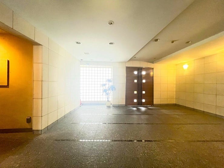 上品で清潔感があるエントランスは住人やゲストを迎え入れ、そして送り出す場にふさわしい上質な空間です。プライベート感が高まるシックな装いのエントランス。