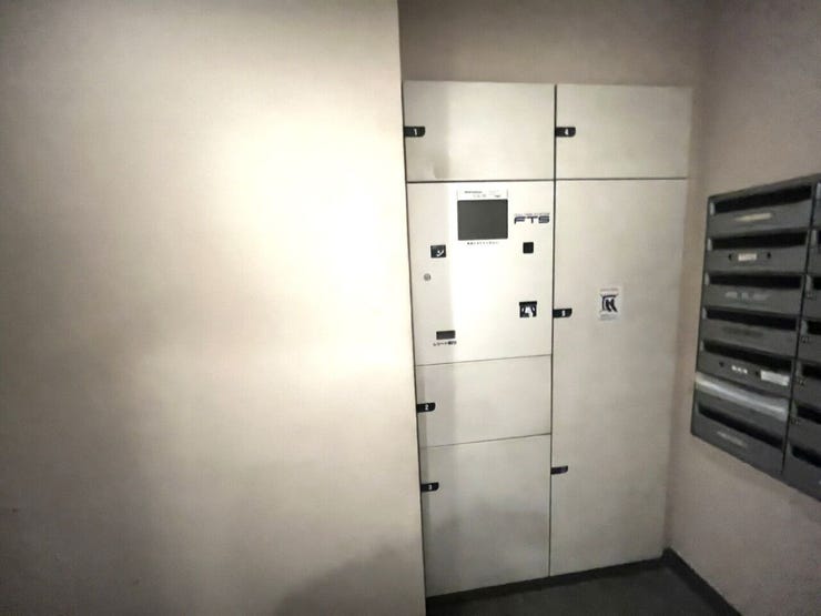 共用部分の宅配ボックスです。留守中の荷物受け取りもできるので、安心して外出ができますね。