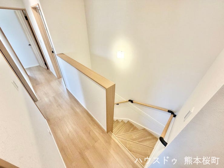 ■暮らしを繋ぐ、明るい動線■採光窓から光が差し込み、足元を優しく照らす。安全で快適な、家族の生活を支える縦の繋がりです。
