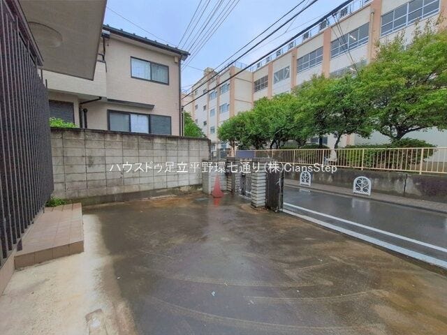 建物前に駐車スペースを確保。玄関までの動線が短く、荷物の積み降ろしにも便利です。