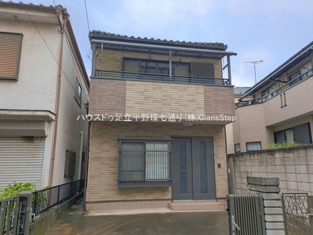 ベージュ系のタイル調外壁が印象的な外観。街並みに自然になじむ、温かみのあるデザインです。