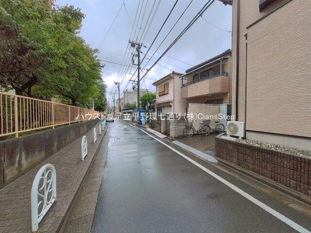 緑を身近に感じられる前面道路。住宅街ならではの静かな雰囲気が広がっています。