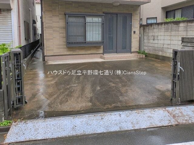 建物前にはゆとりあるスペースを確保。自転車置場や屋外作業スペースなど多目的に活用できます。