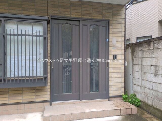 玄関は段差が少なく出入りしやすいアプローチ。ダブルドア仕様で開口部にゆとりがあります。