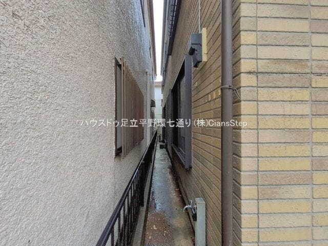 建物側面には通路を確保。給湯設備や配管の点検、建物まわりのお手入れにも利用しやすい空間です。