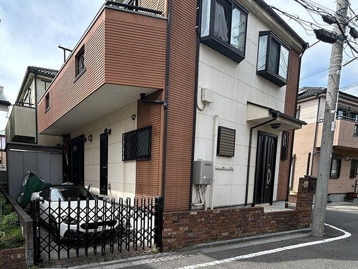 【外観】
北・東の道路に面した角地ならではの開放感が魅力。採光・通風にも恵まれた、明るく快適な住環境です。