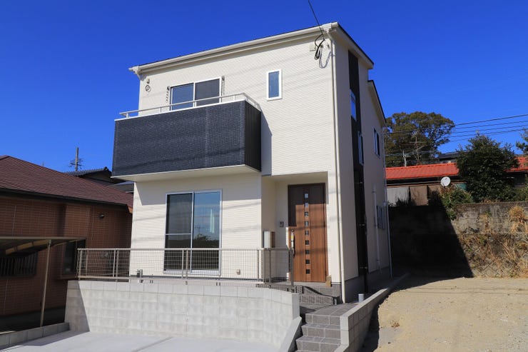 永吉２丁目 売土地 【建築プラン例…みなみの家　施工例】
標準仕様で建つモダンな外観一例。お好みに合わせて外壁やドアの色をセレクト可能です！
令和7年1月撮影