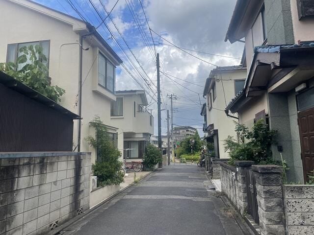 南道路に接道し陽当たり良好。交通量の少ない住宅街に位置し、落ち着いた住環境が魅力です。