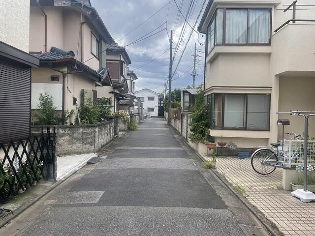 周辺は戸建住宅が建ち並ぶ閑静な街並み。駅や生活施設へもアクセスしやすい立地です。