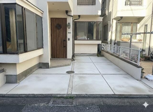 大切なお車を敷地内に駐車可能。荷物の積み下ろしやお買い物帰りにも便利な駐車スペースです。