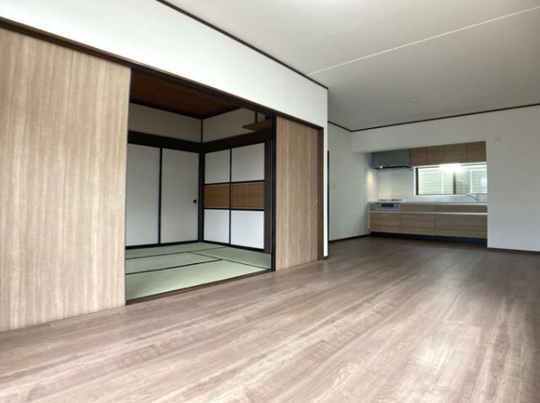床も壁も建具も新しいので気持ちよく住めそうです♪