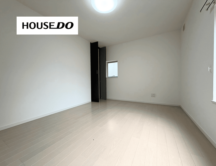 白を基調としたシンプルな洋室。家具のテイストを選びにくく、寝室や子ども部屋にもおすすめです。