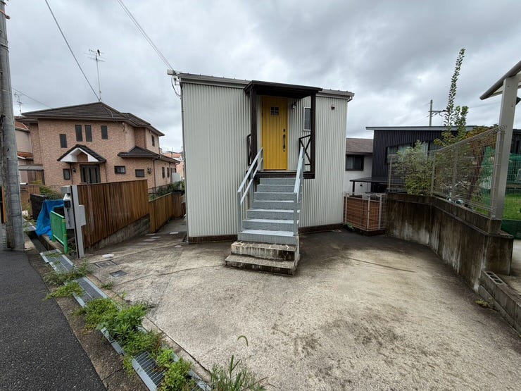 【外観】
シンプルでスタイリッシュな外観。木製の玄関ドアが住まいのアクセントになっています。