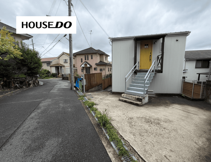前面道路を含めた現地の様子。周辺は戸建住宅が並ぶ落ち着いた住環境です。