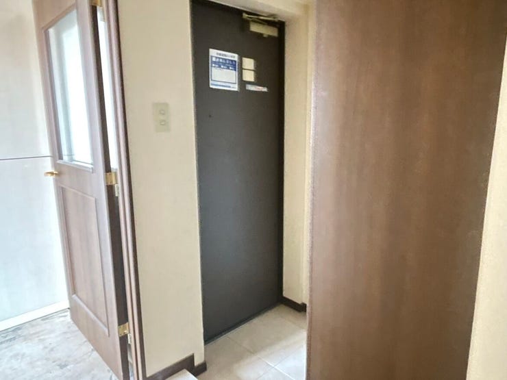 落ち着いた色合いの玄関ドアが、住まいの第一印象をシックに演出します。室内への動線もすっきりと確保されており、毎日の出入りもスムーズに行えそう。家族の帰宅を優しく迎える、安らぎの住まいです。