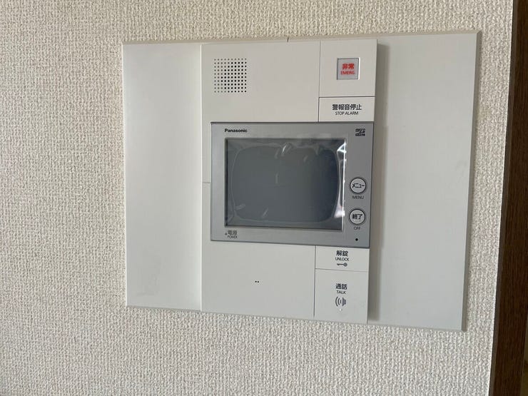 来客の顔を確認できるモニター付きインターホンを完備しました。留守中の来訪者も記録できるため、防犯面でも心強いですね。家族の健やかな毎日を守る、安心の住環境が整っています。