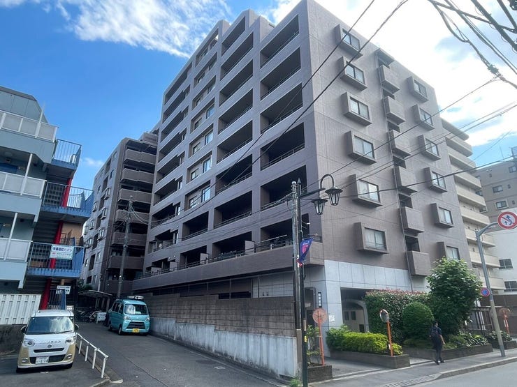 空に映えるスタイリッシュな外観デザインが、日常に彩りを添えます。前面道路はすっきりとしており、車での移動もスムーズに行える動線が魅力。穏やかな毎日を育む、安心感のある住環境がここにあります