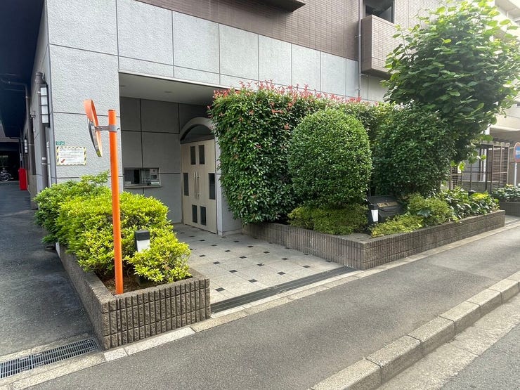 手入れの行き届いた植栽が、エントランスを緑豊かに彩ります。季節の移ろいを感じながら帰宅できるため、忙しい日々の心も和みそう。落ち着いた雰囲気が感じられ、住む人の心に安らぎを添えてくれる入り口です。