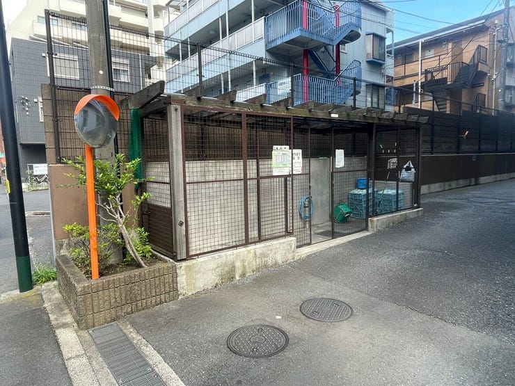 敷地内に専用のゴミ置き場を設けており、日々の家事もスムーズに。道路に面した場所に配置されているため、忙しい朝のゴミ出しも手軽に済ませられます。清潔な住環境を維持しやすい、配慮の行き届いた設計です。