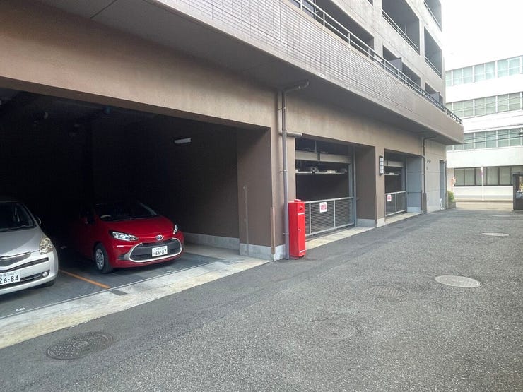 敷地内に屋根付き駐車場を完備し、雨の日も愛車を守れます。建物下のため出し入れもスムーズで、帰宅時や出発の際も快適。日々の移動を支える、暮らしやすさに配慮した設計が魅力的な住まいの一幕です。