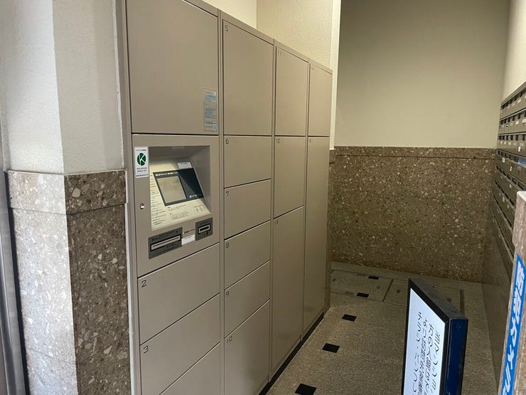 不在時でも荷物を受け取れる宅配ボックスを完備しました。仕事で帰りが遅い日や外出時も安心で、再配達の手間を省けるのが嬉しいですね。日々の家事や買い物の負担を減らし、ゆとりある暮らしをサポートします。