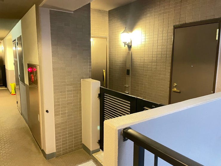 玄関前には専用の門扉が設けられており、戸建て感覚のプライベート空間を演出します。ポーチがあることで、帰宅時も家族だけの落ち着いた時間を過ごせそう。