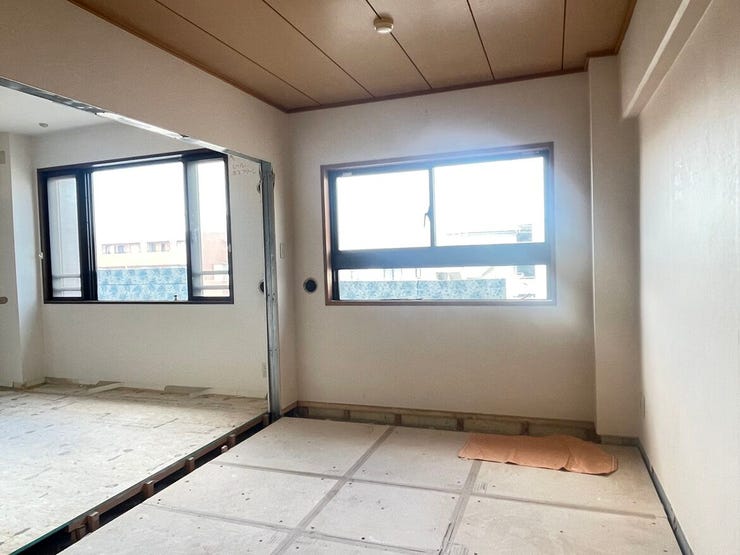 光あふれる窓辺が魅力の、開放的な空間です。隣の部屋とも繋がり、日差しが室内を心地よく満たします。自分好みの家具を配置して、家族の時間をゆったりと育む安らぎの場所にアレンジしてみませんか
