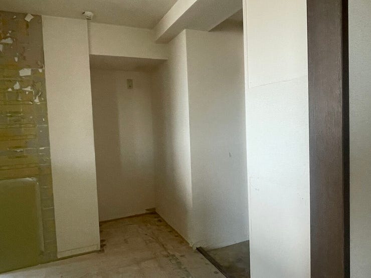 お部屋の一角に確保された収納は、整理整頓の強い味方です。季節の衣類や細かな荷物もスマートにまとめられ、居住スペースをいつも清潔に保てそう。心穏やかな毎日を送るための、頼もしい住環境が整っています。